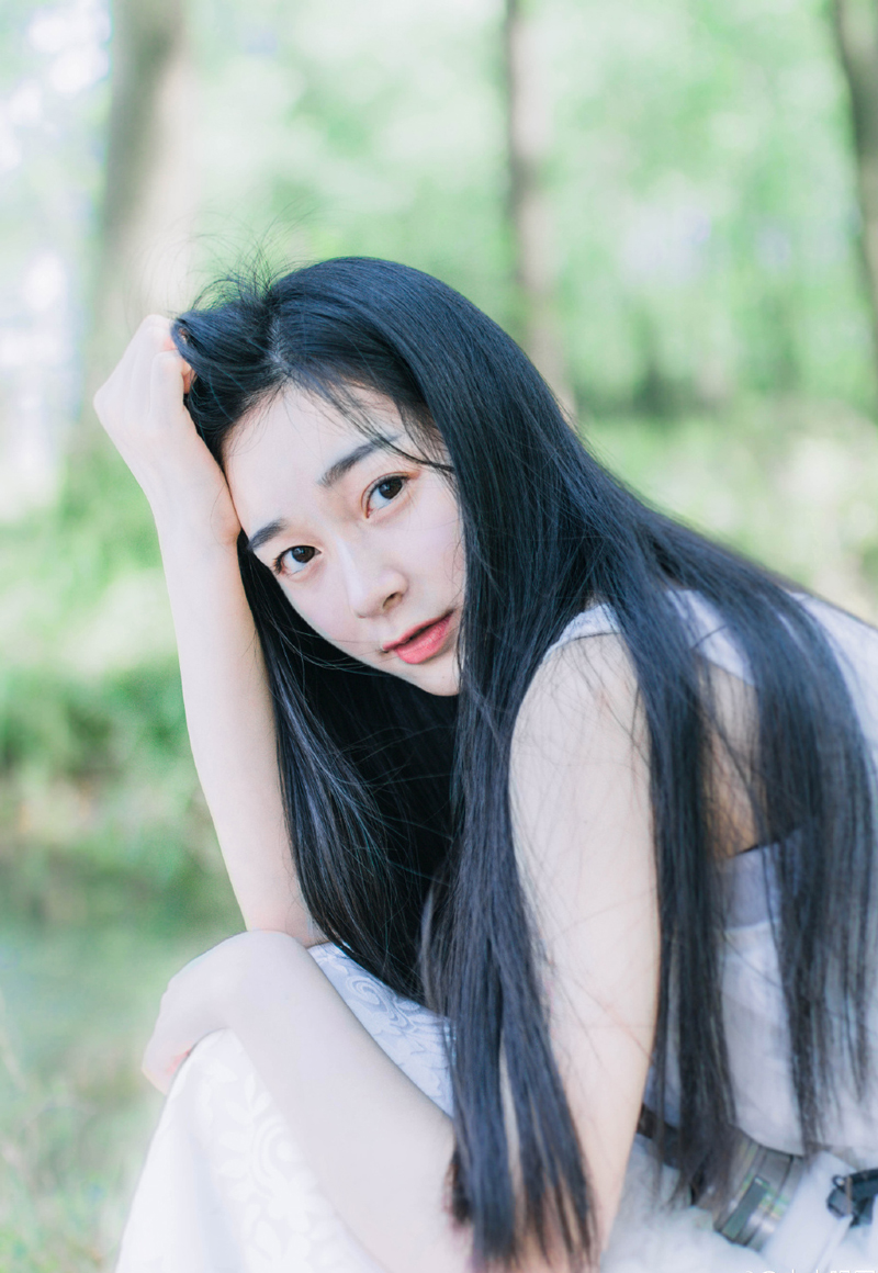 “蠢女人！”看着两女离去的背影，吕布摇了摇头，他哪看不出来，小乔对于周瑜的死虽然难过，但并没有那种死去活来的程度，毕竟时间可以冲淡一切，对周瑜如是，对小乔同样也如是，但哪怕这样，也不该在自己面前表现出来，不过小乔如果哪天长大了，没这份蠢劲了，那还真有点不习惯，相比起来，吕布还是比较喜欢看这一根筋的丫头刚刚挺起来那点劲儿被自己按下去的表情。